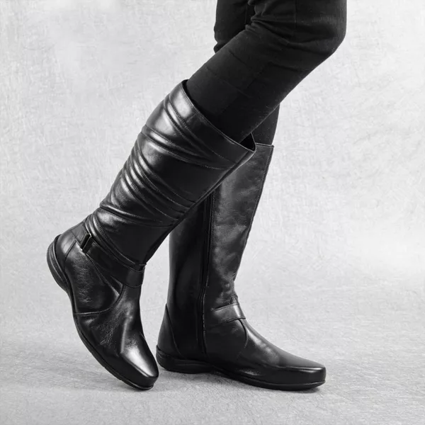 Bota Feminina Cano Médio Rasteira Couro Legitimo