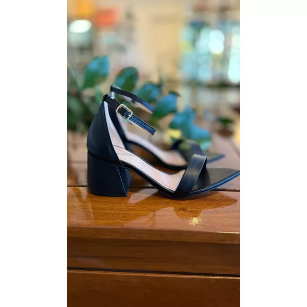 Sandália Gisele salto bloco bico folha 6cm Preta