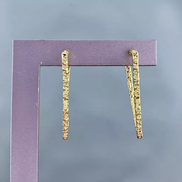 Brinco Triângulo com Textura Semijoia Banhada a Ouro 18k