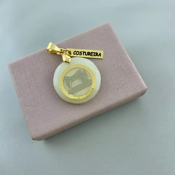 Pingente Costureira Banhado Ouro 18k