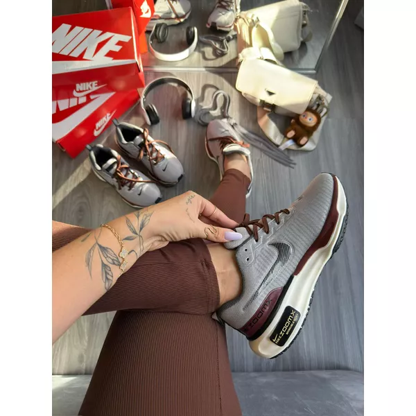 Tênis Zoomx Cinza com Detalhe Marrom | Talline Sapatilhas Atacado