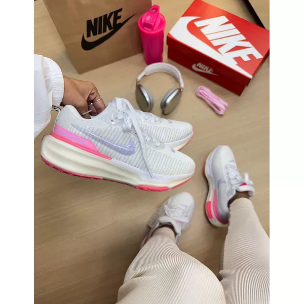 Tênis Zoomx branco com rosa bebê inspirado no Nike Invincible Run