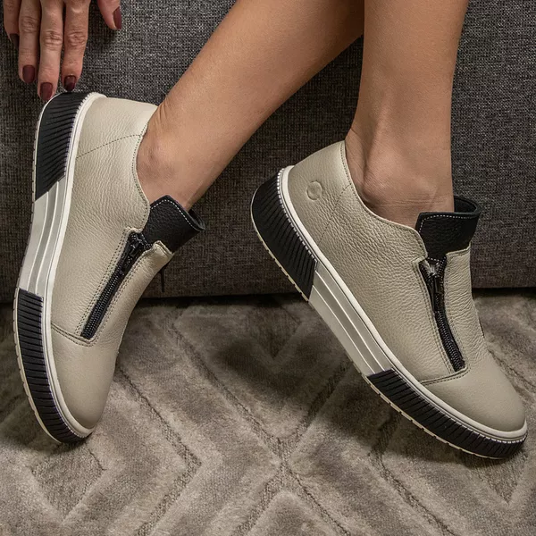 Tenis Em Couro Em Cores Off White e Lingua na Cor Preta
