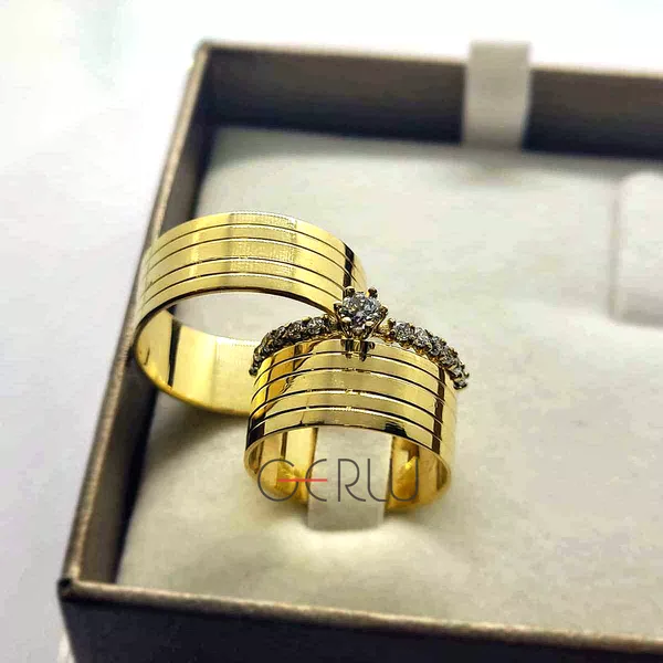 Par de Alianças Trabalhada Quadrada 8 mm em Ouro 18K
