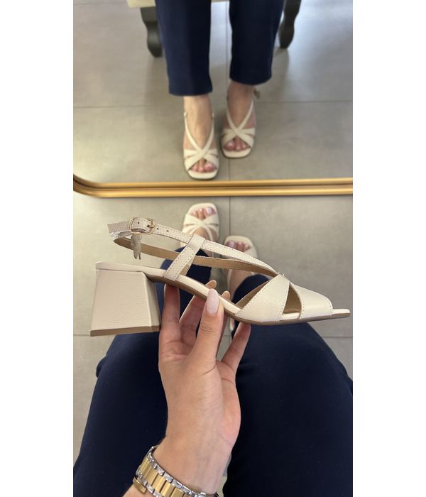 Sandália Carol Off White em Couro
