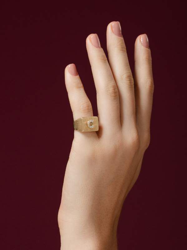 Anel Letra com Brilhantes