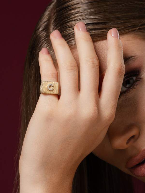 Anel Letra com Brilhantes