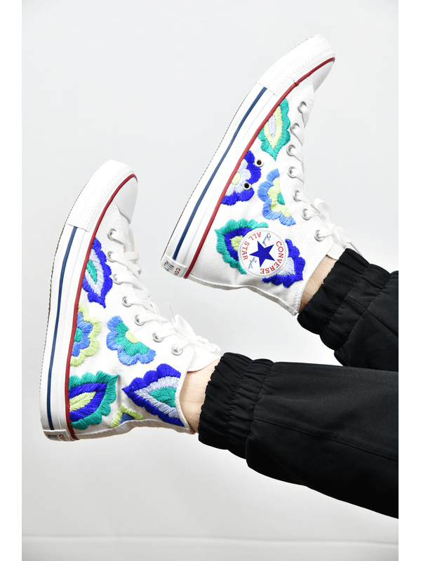 ALL STAR CANO ALTO BRANCO ÉTNICO COM FLORES TONS AZUL E VERDE MODELO LIMA BORDADO À MÃO