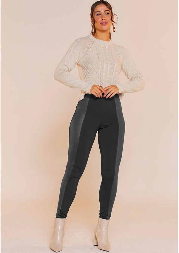 CALÇA COM RECORTE EM CIRRÊ