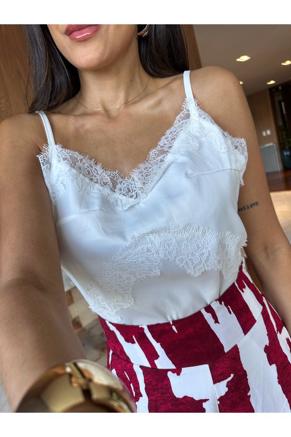 Blusa Acetinada Off Selena