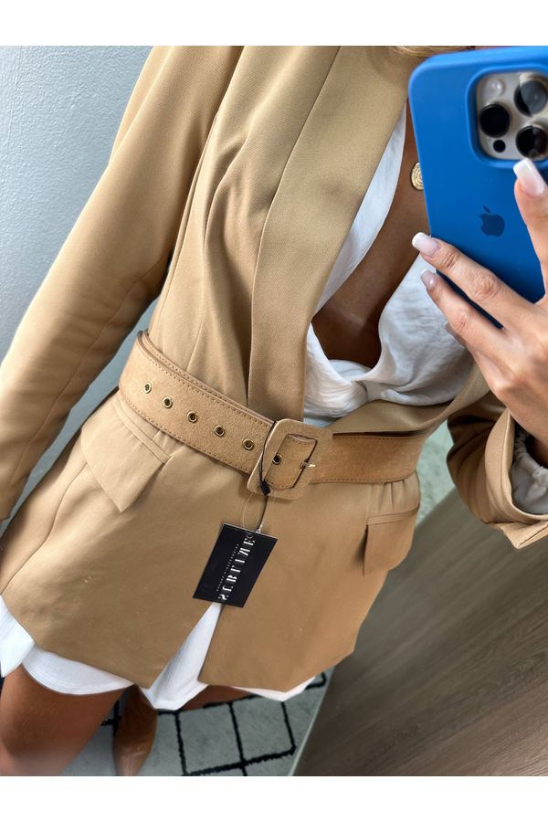 Look Zara com Blazer Caramelo