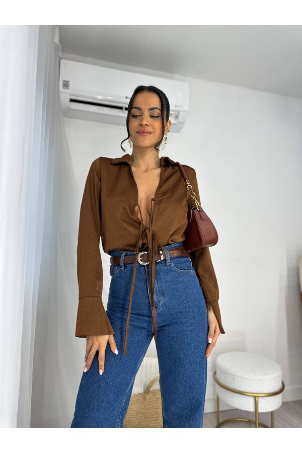 Blusa Acetinada Marrom Lilian