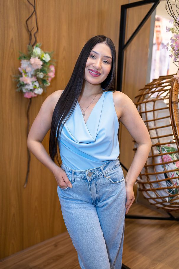 Blusa Maia em Crepe Seda Azul com Fivela Dourada |... - LUCIOLA MAGNO