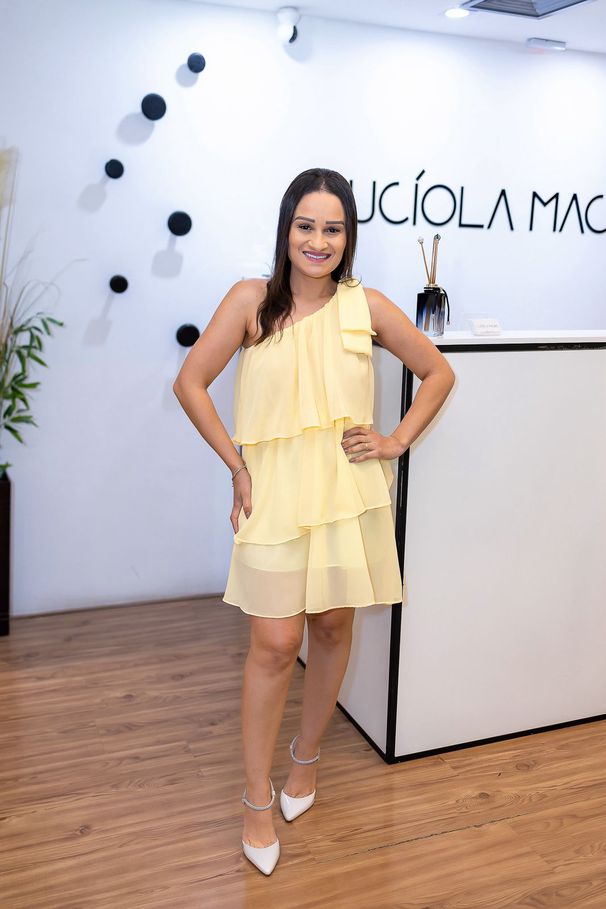 Vestido Curto Lorena em Chiffon Amarelo | Elegânci... - LUCIOLA MAGNO