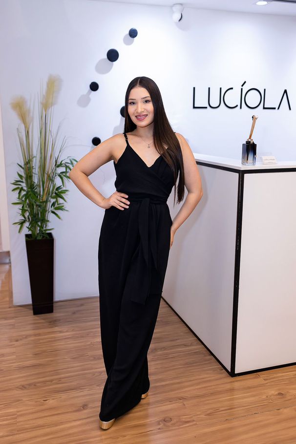 Macacão Lore Preto em Crepe Duna | Decote V Transp... - LUCIOLA MAGNO