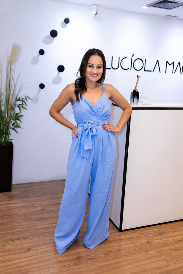 Macacão Lore Azul em Crepe Duna | Decote V Transpa... - LUCIOLA MAGNO