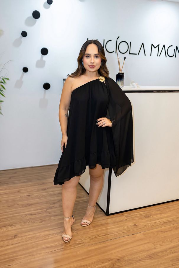 Vestido Carla Fivela Preto | Chiffon com Ombro Úni... - LUCIOLA MAGNO