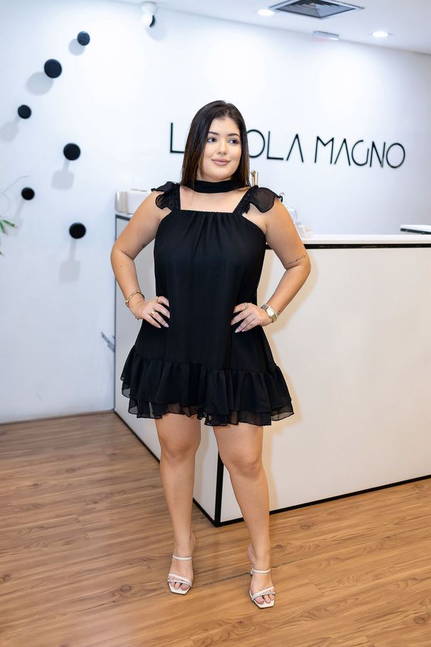 Vestido Josy Curto em Crepe Seda Preto | Babados e... - LUCIOLA MAGNO