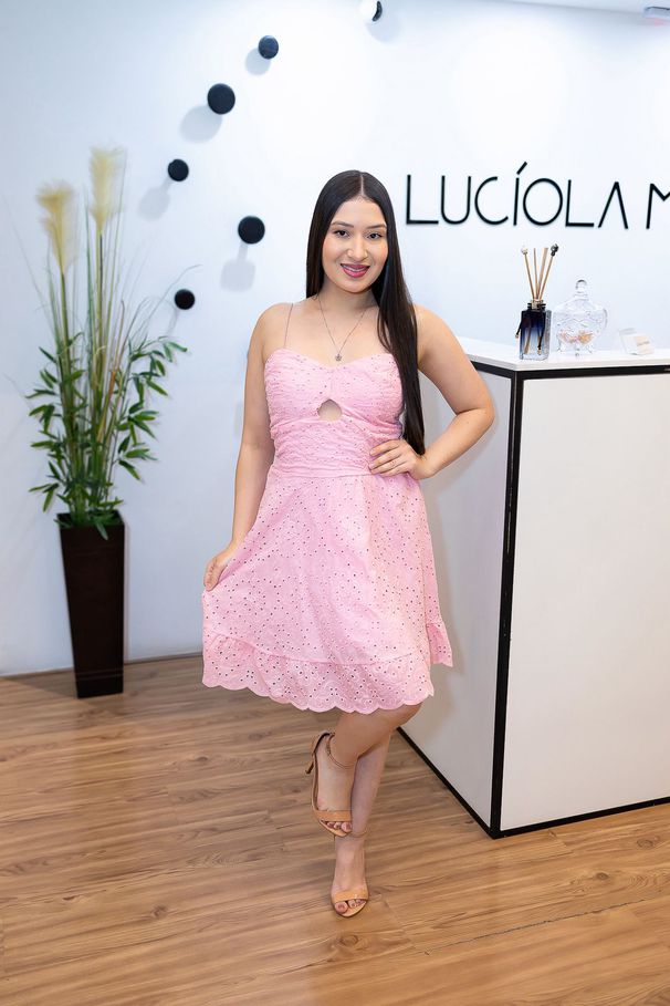 Vestido Valentina Curto em Lese Rosa | Leveza e De... - LUCIOLA MAGNO