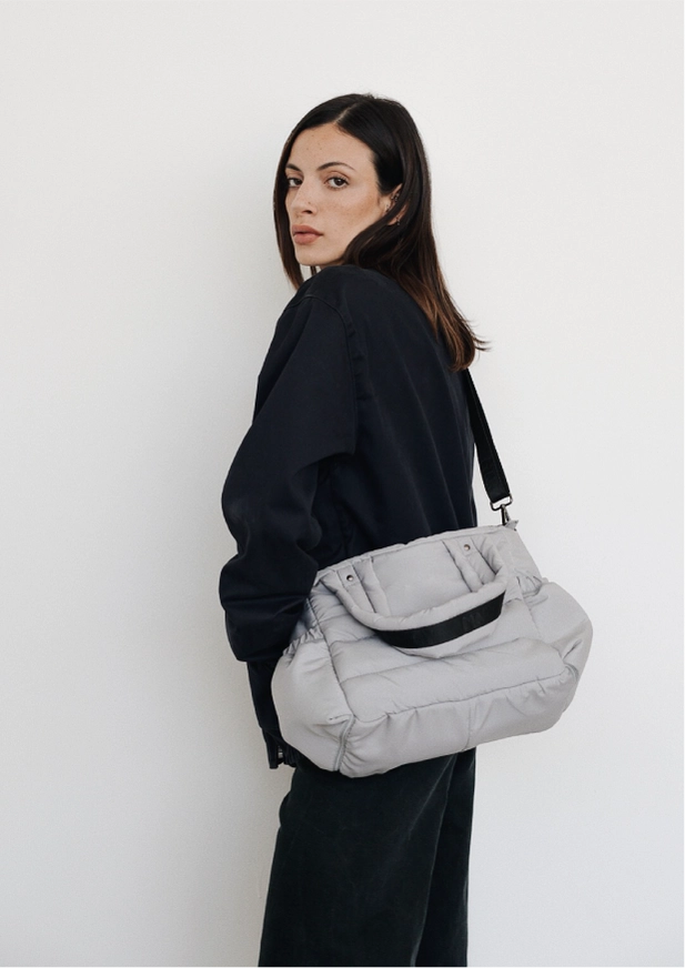 Bolsa puffer média nylon cinza | MARY VERY