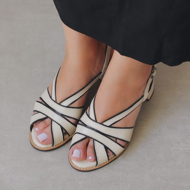 Sandália Peep Toe - EVOLUIR- Off White e Preta - 177.52