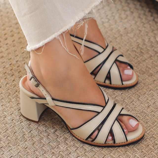 Sandália Peep Toe - EVOLUIR- Off White e Preta - 177.52