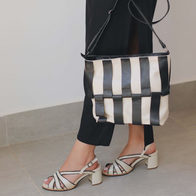 Sandália Peep Toe - EVOLUIR- Off White e Preta - 177.52