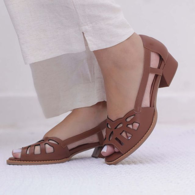 Sapato Peep Toe Estrelar Chocolate 965.56