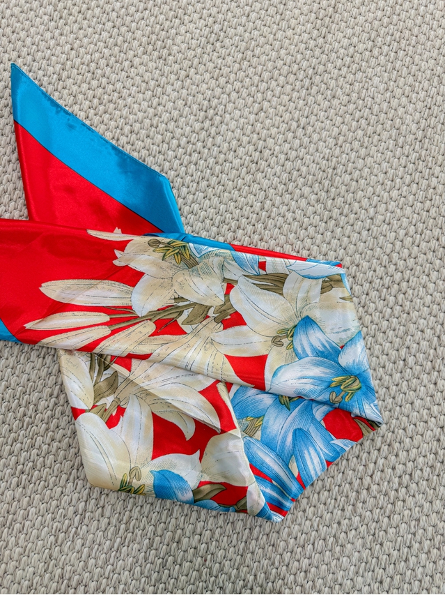 Lenço Cetim Floral Azul/Vermelho