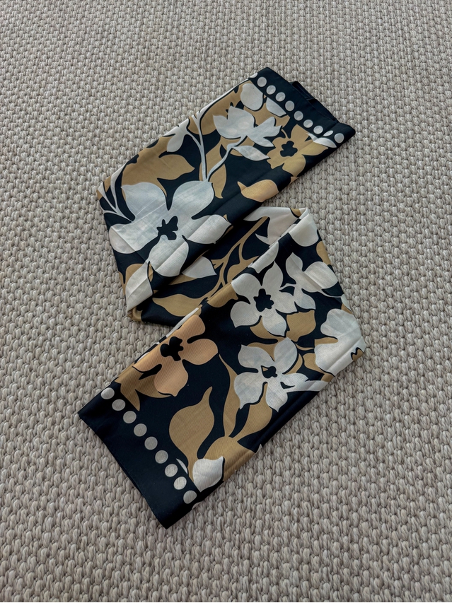 Lenço Cetim Floral Preto/Cappuccino 