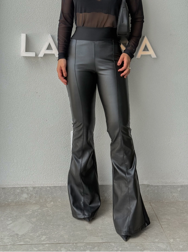Calça Flare Couro Fake Preta