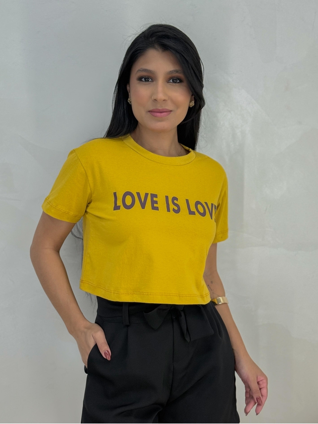 Camiseta Cropped Love Is Love Mostarda