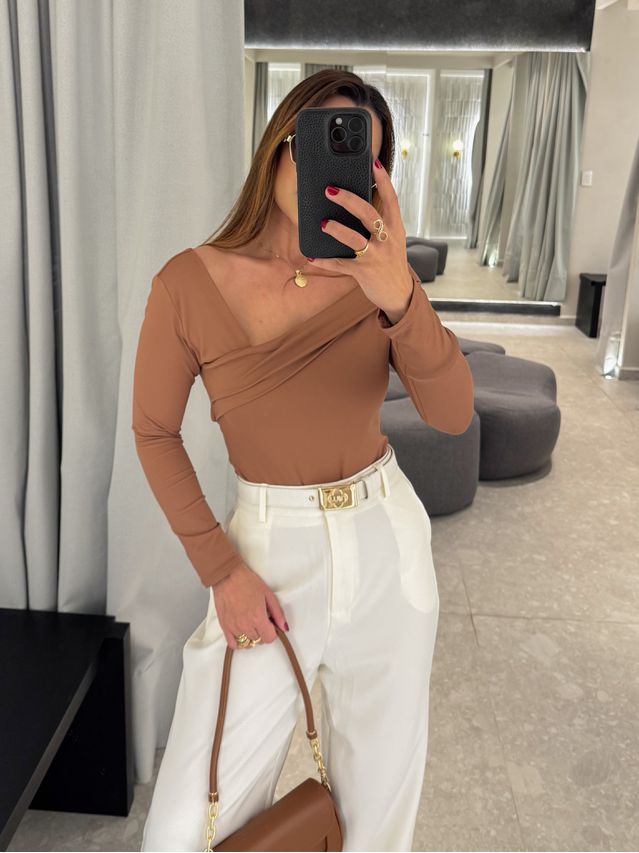 Body Decote Assimétrico Luna Caramelo