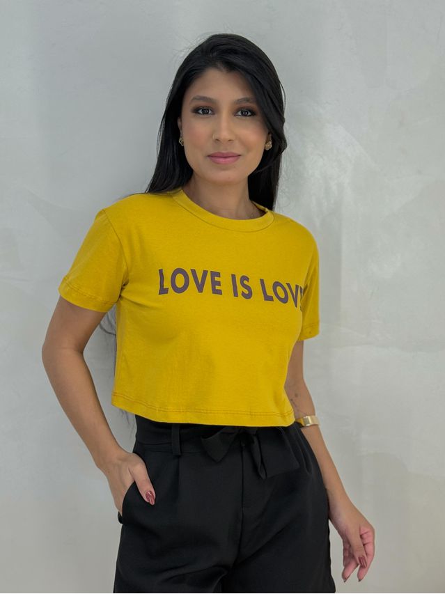 Camiseta Cropped Love Is Love Mostarda