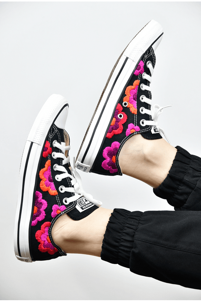 ALL STAR PRETO CANO BAIXO BORDADO EM LINHA FLORES ... - BIAAGUILA