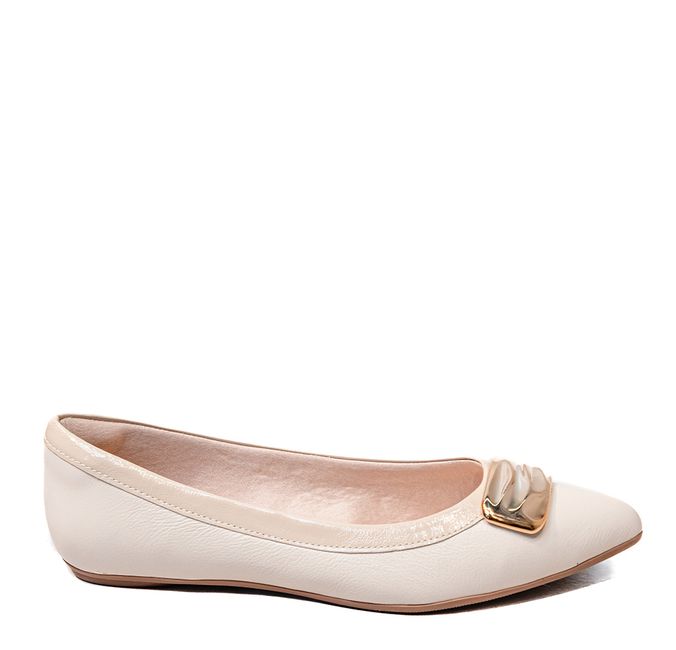Sapatilha Confort Off White em Couro Verniz Bico Fino