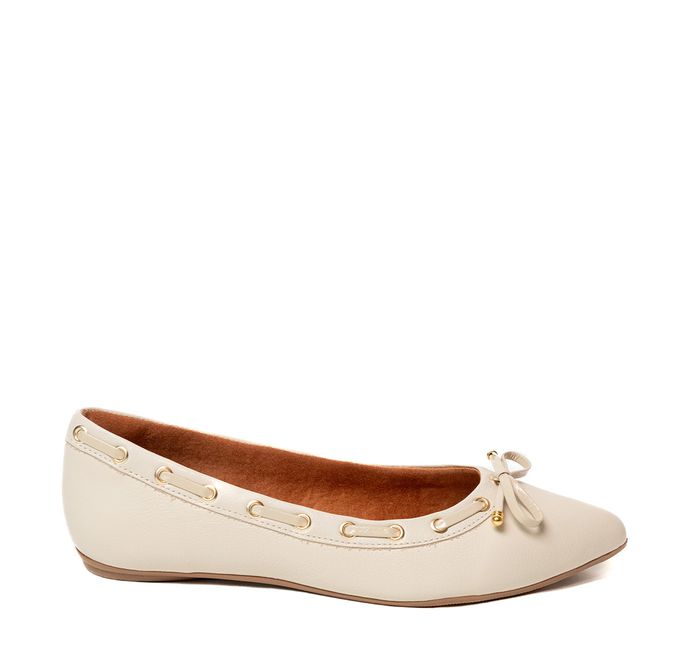 Sapatilha Confort Off White em Couro Bico Fino