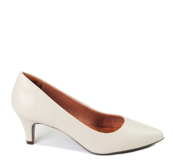 Scarpin Confort Salto Fino Off White em Couro Clarice