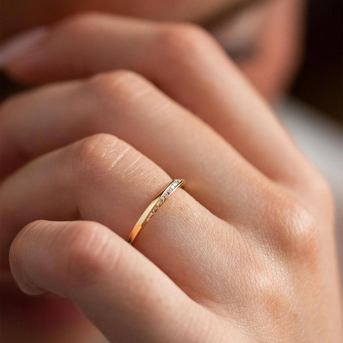 Aliança de Casamento Cravejada Moderna em Ouro 1,5mm Torcida Cloe - Unidade