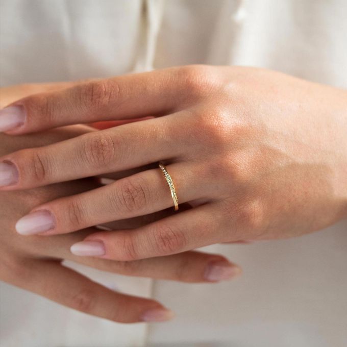 Aliança de Casamento Cravejada Moderna em Ouro 1,5mm Torcida Cloe - Unidade