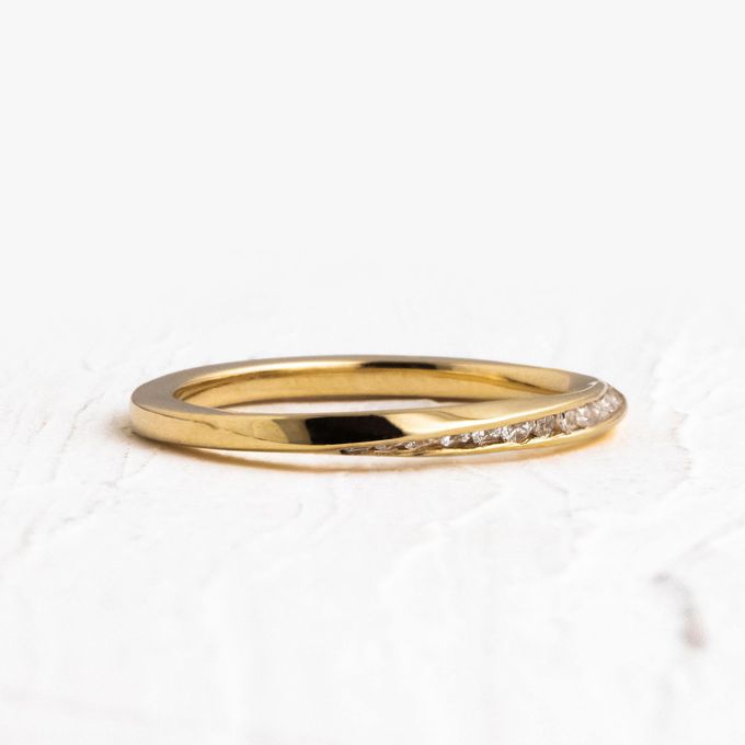 Aliança de Casamento Cravejada Moderna em Ouro 1,5mm Torcida Cloe - Unidade