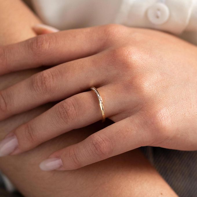 Aliança de Casamento Cravejada Moderna em Ouro 1,5mm Torcida Cloe - Unidade
