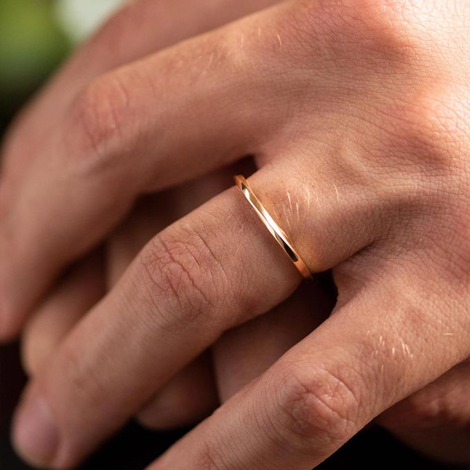 Aliança de Casamento Moderna em Ouro 1,5mm Torcida Cloe - Unidade