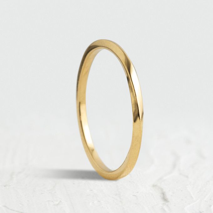 Aliança de Casamento Moderna em Ouro 1,5mm Torcida Cloe - Unidade
