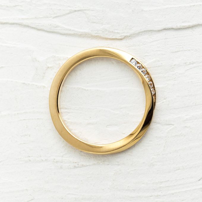Aliança de Casamento Cravejada Moderna em Ouro 1,5mm Torcida Cloe - Unidade