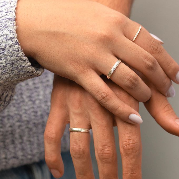Aliança de Namoro Moderna em Prata Esterlina 925 3mm com Entalhe Chavron Abaulada Eliza - Unidade