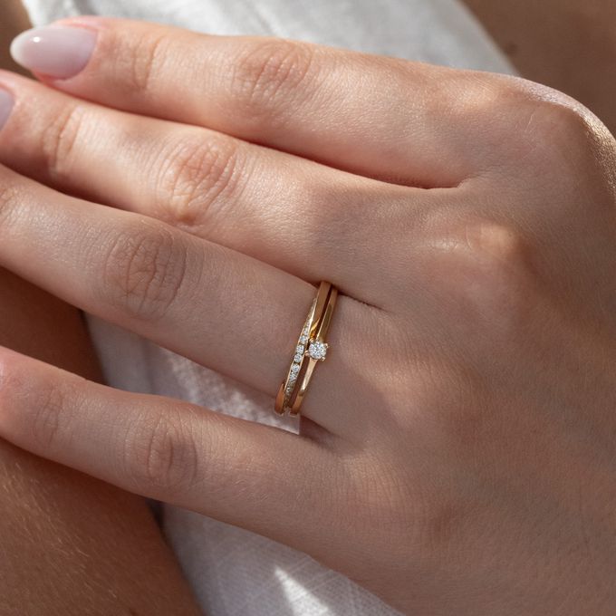 Aliança de Casamento Cravejada Moderna em Ouro 1,5mm Torcida Cloe - Unidade