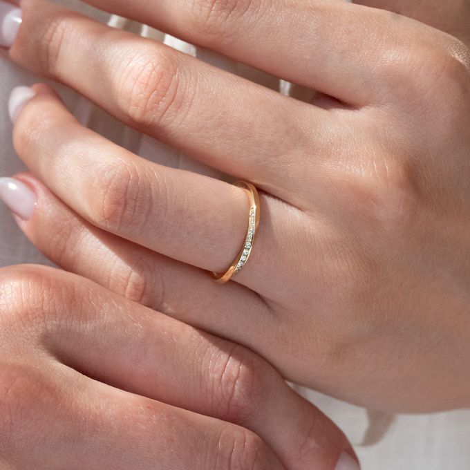 Aliança de Casamento Cravejada Moderna em Ouro 1,5mm Torcida Cloe - Unidade