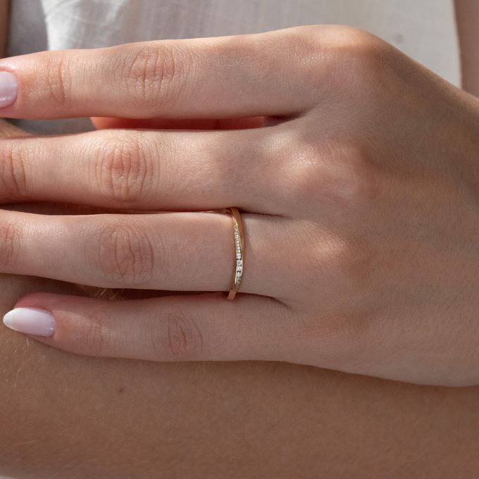 Aliança de Casamento Cravejada Moderna em Ouro 1,5mm Torcida Cloe - Unidade