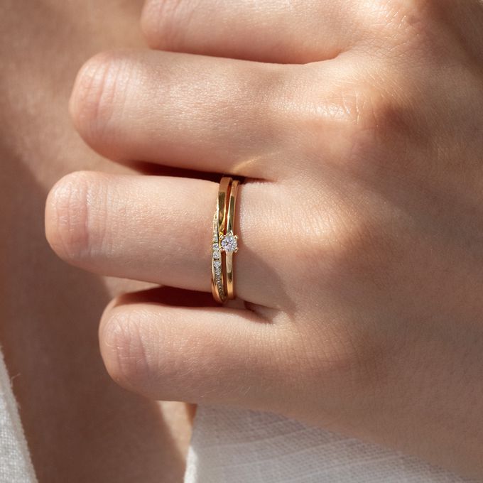 Aliança de Casamento Cravejada Moderna em Ouro 1,5mm Torcida Cloe - Unidade